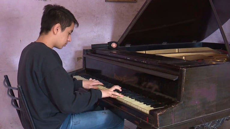 Gero tocando su piano, uno de los instrumentos que ama. Foto: ElDoce.tv