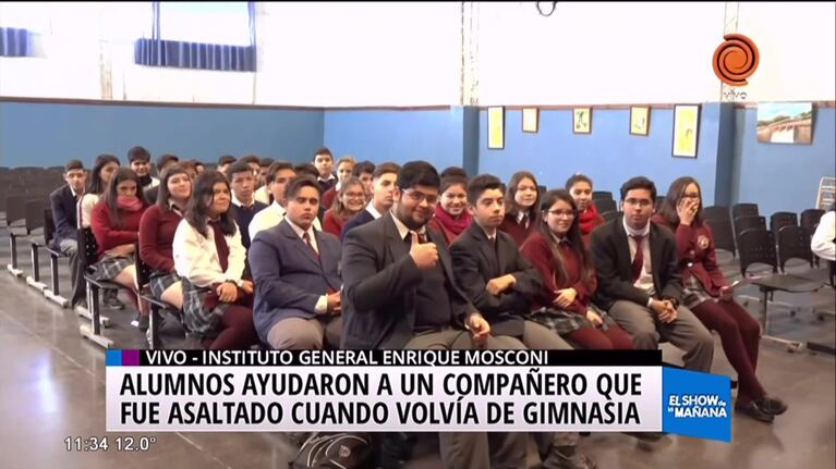 Gesto solidario de alumnos con su compañero