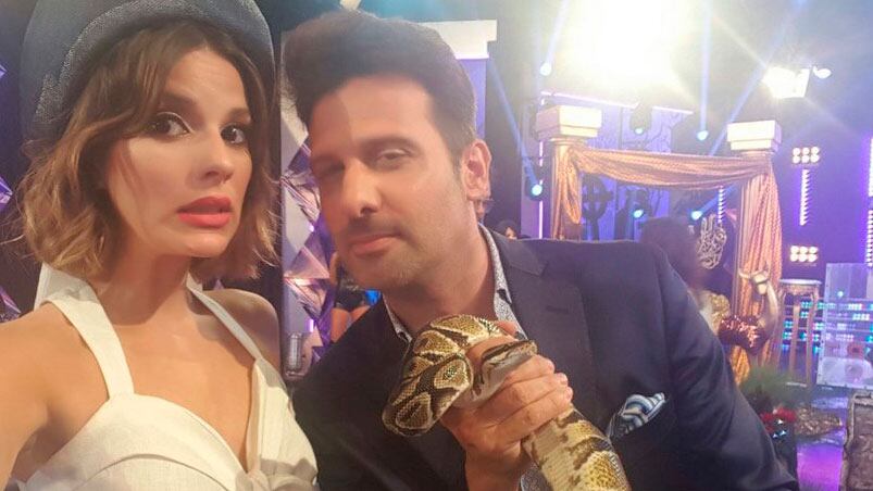 Gimena Accardi, José María Listorti y la serpiente, protagonista de la noche. 