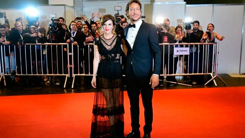 Gimena Accardi y Nicolás Vázquez en la alfombra roja. Foto: Clarín