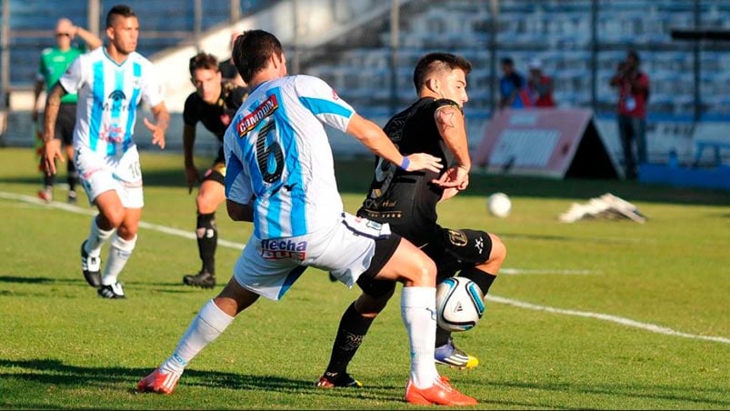 Gimnasia e Instituto pelearon mucho en el medio.