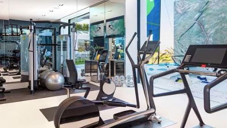 Gimnasio de mansión de Piqué (@barcauniversal)