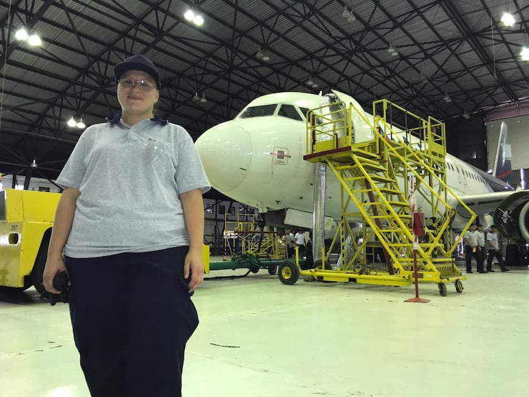 Ginette, la primera mujer argentina habilitada para reparar aviones