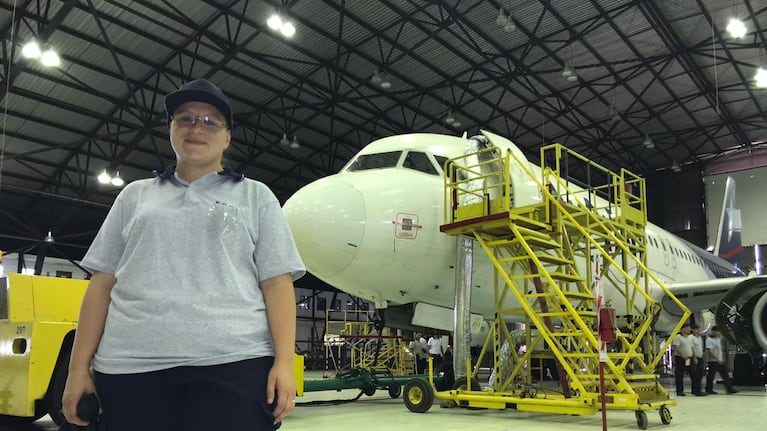Ginette, la primera mujer argentina habilitada para reparar aviones