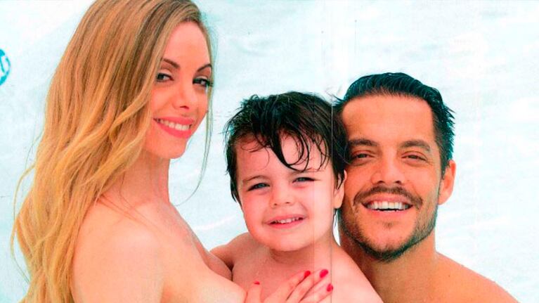 Gisela Bernal y Francisco Delgado junto a su hijo.