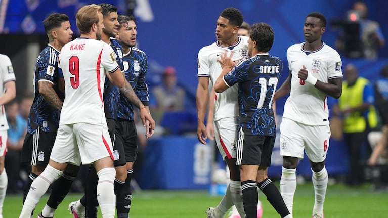 Giuliano Simeone empuja a Jude Bellingham en Atlanta (AP Foto/Jacob Kupferman)