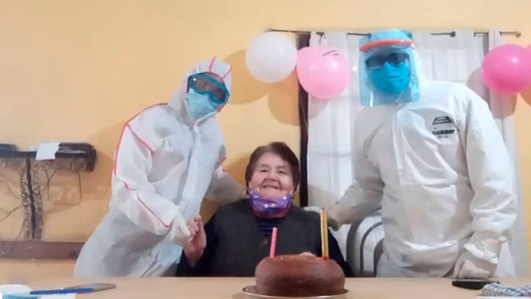 Gladys festejó su cumpleaños con el personal de salud.