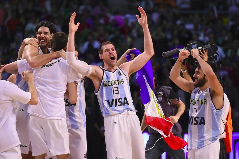 Gloria interminable. Scola y Nocioni, con Campazzo a un lado, festejan la clasificación a Rio.