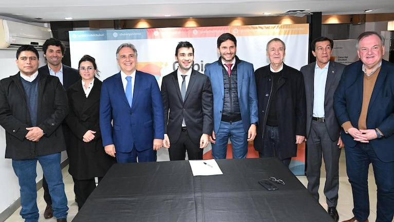 Gobernadores disidentes armaron un frente electoral para legislativas de octubre. 