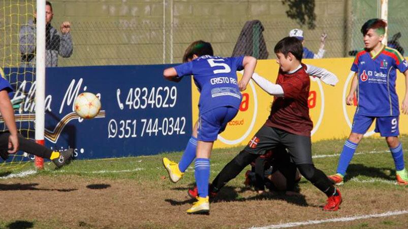 Goles y solidaridad van de la mano en el Fútbol Infantil.