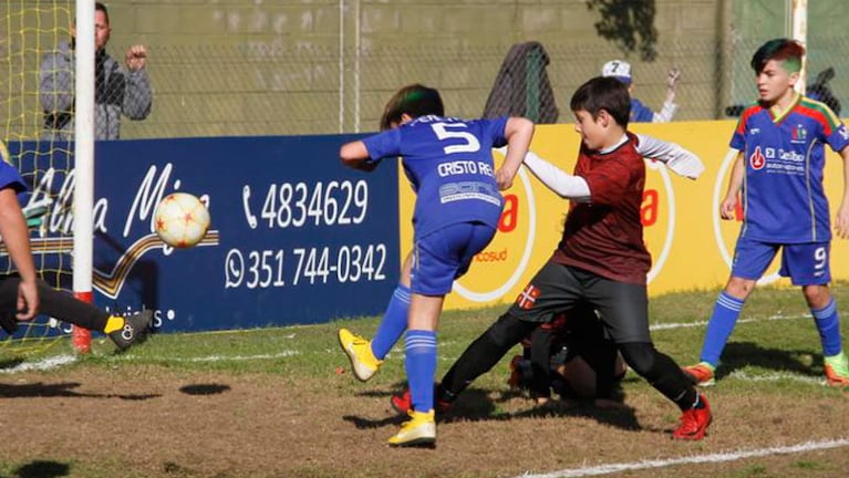 Goles y solidaridad van de la mano en el Fútbol Infantil.