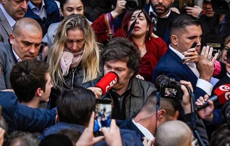 Golpearon con un micrófono a Milei y el presidente reaccionó: “Me pegaste a propósito”