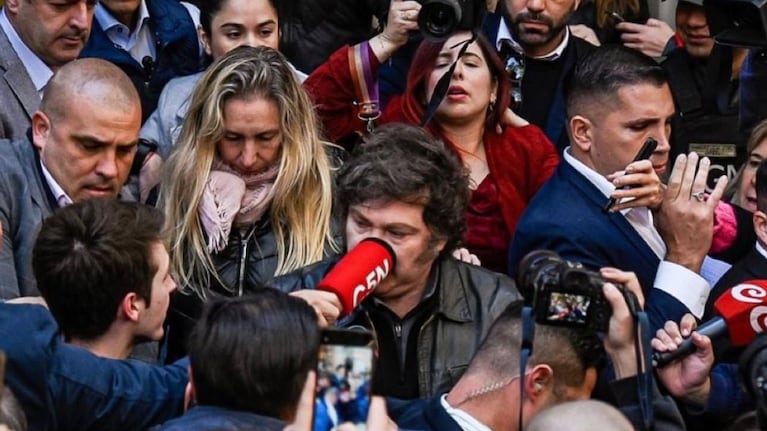Golpearon con un micrófono a Milei y el presidente reaccionó: “Me pegaste a propósito”