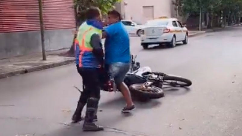 Golpeó a un taxista en la calle y generó un fuerte debate en redes sociales.