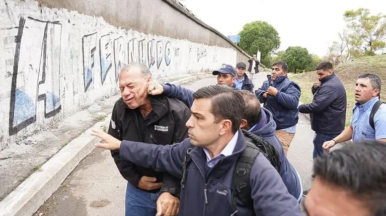 Golpes de puño y piedrazos contra Sergio Berni.