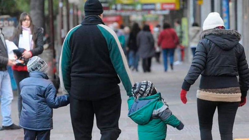 Gorro, campera, bufanda y guantes, todo para cuidarnos del frío en Córdoba.