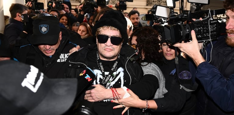 Gorro, lentes y una sugerente remera: así llegó Pity Álvarez al juicio en su contra