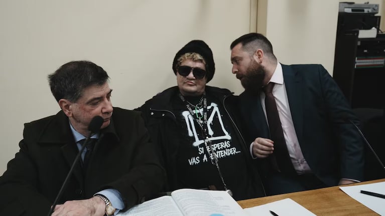 Gorro, lentes y una sugerente remera: así llegó Pity Álvarez al juicio en su contra