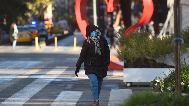 Gorros y bufandas coparon las postales en la ciudad. 