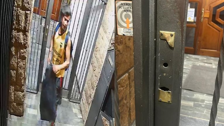 Grabaron a un ladrón de picaportes que se desplaza por la zona del Patio Olmos.