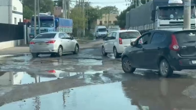 Grabó una serie de baches y pozos en dos cuadras de una calle de Córdoba.