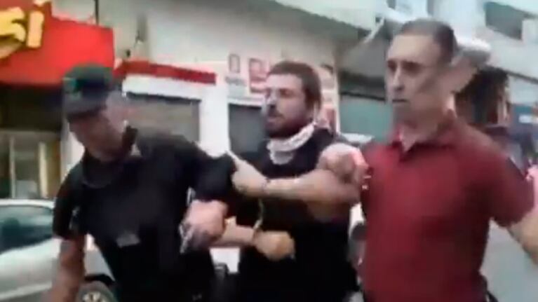 Grabois, en el momento en que lo detenían.