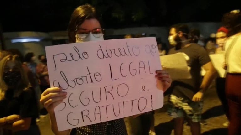 Gran cantidad de personas también protestaron para pedir con el aborto legal.