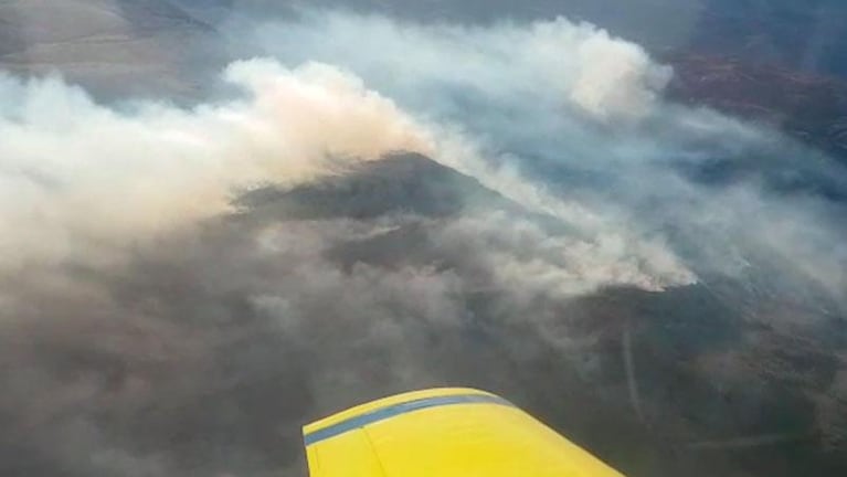 Gran esfuerzo de bomberos voluntarios para controlar un incendio en Alpa Corral  
