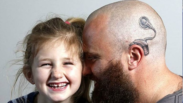 ¡Grande Pa! Se tatuó el implante auditivo para ayudar a su hija