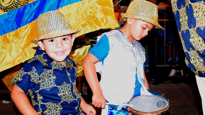 Grandes y niños desfilaron por el corsodromo con toda la alegría del carnaval.