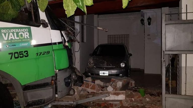 Grave accidente en Alto Alberdi: un camión de basura perdió el control y se incrustó en dos viviendas 