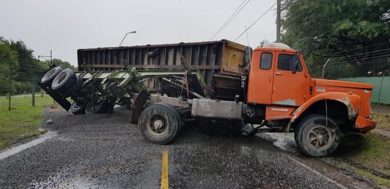 Grave accidente en camino Intercountries: un auto chocó contra un camión