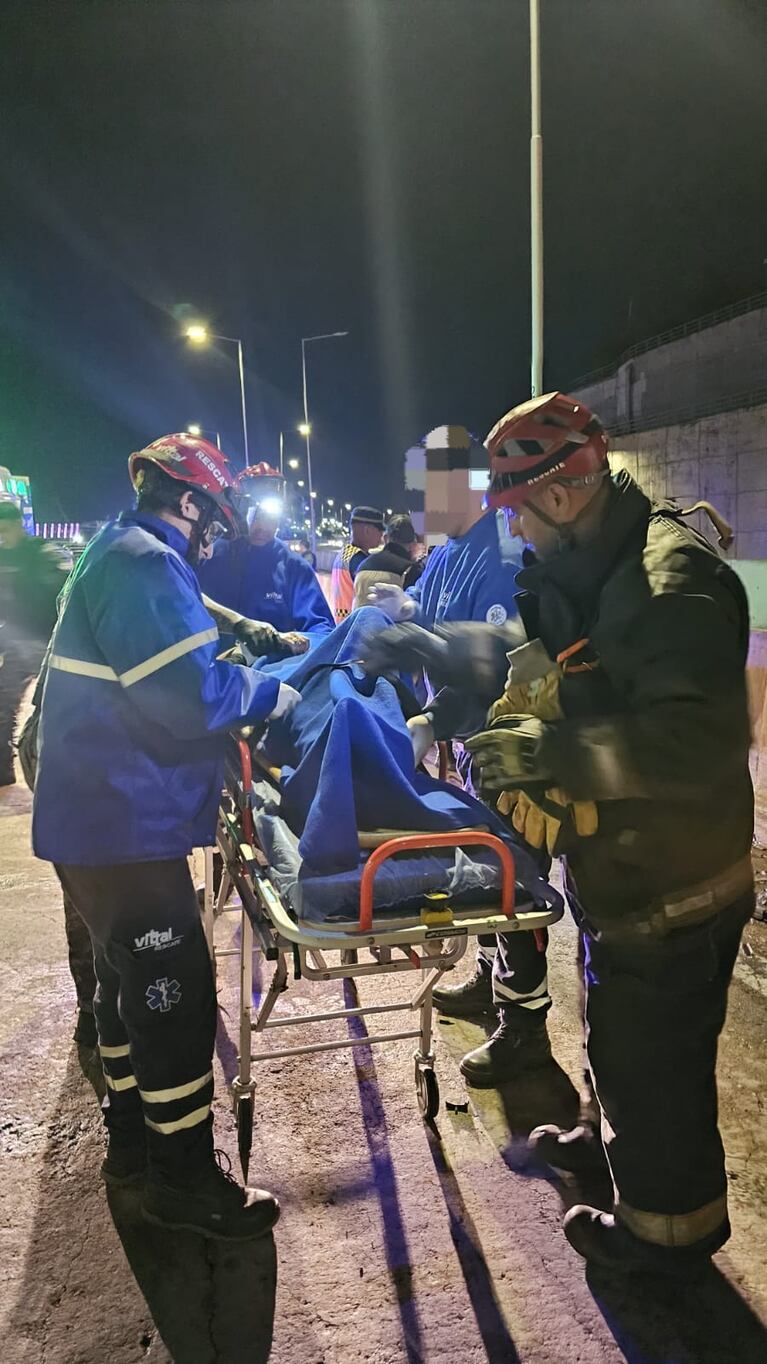 Grave accidente en la zona de la Mujer Urbana. Una chica de 22 años quedó inconsciente y fue trasladada a un hospital.