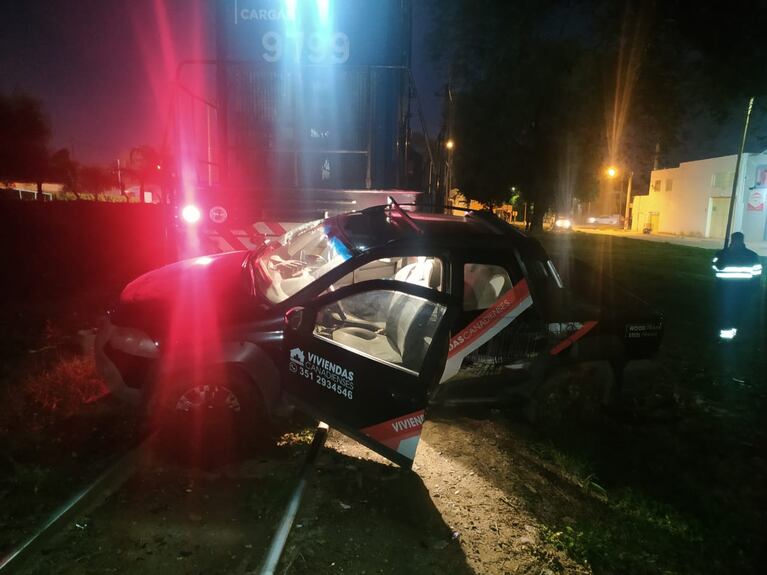 Grave accidente entre un tren y un auto en Córdoba.