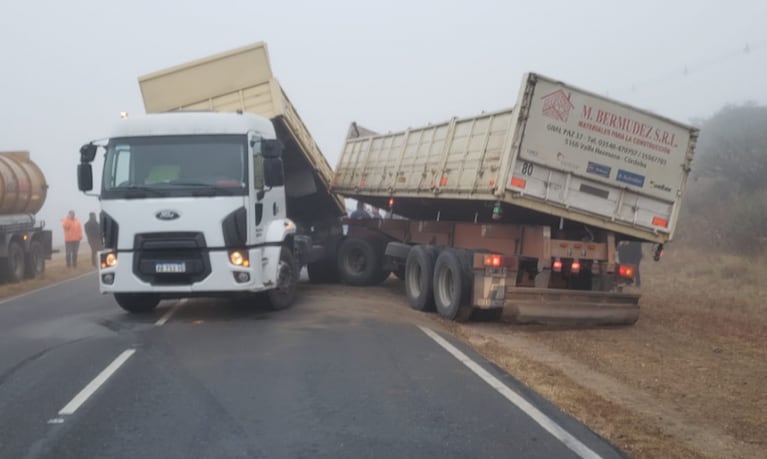 Grave accidente por la neblina entre dos camiones y un auto: hay dos heridos