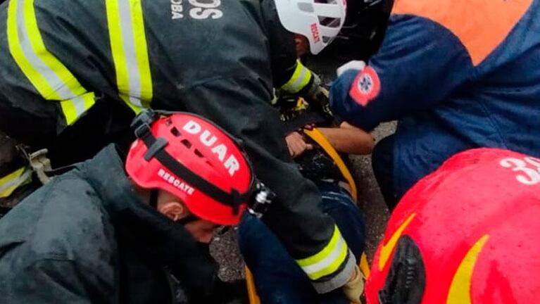 Grave choque en cadena entre un camión y tres autos en la autopista Córdoba-Rosario