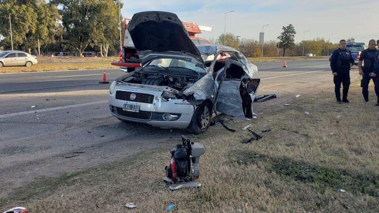 Grave choque entre dos autos en la Circunvalación