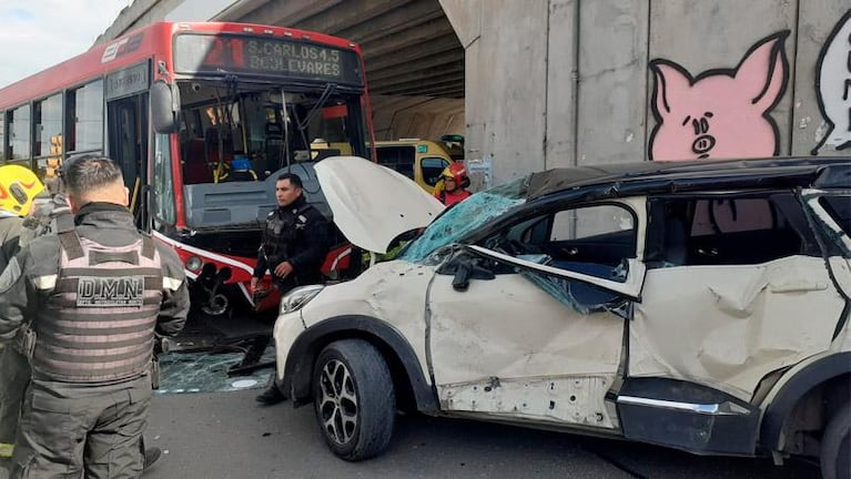 Grave choque entre un auto y un colectivo en Córdoba