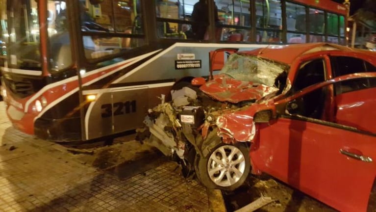 Grave choque entre un colectivo y un auto en pleno centro