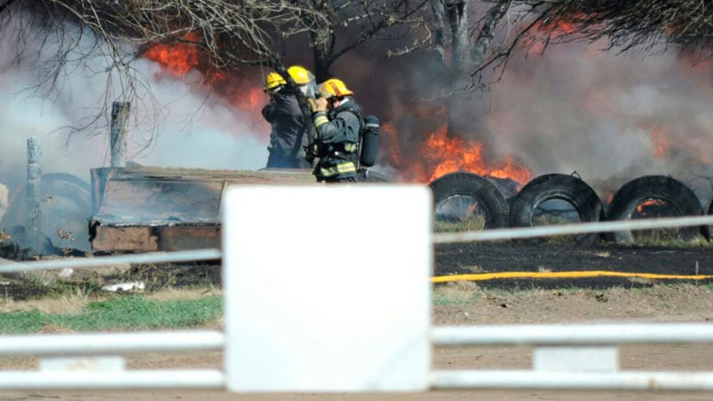 Grave incendio en el ingreso sur a Las Varillas.