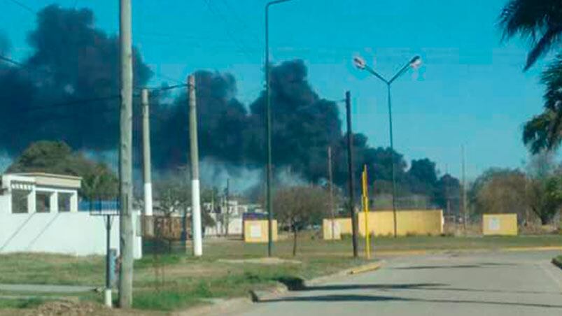 Grave incendio en el ingreso sur a Las Varillas.