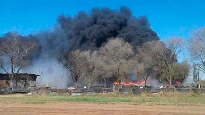 Grave incendio en el ingreso sur a Las Varillas.