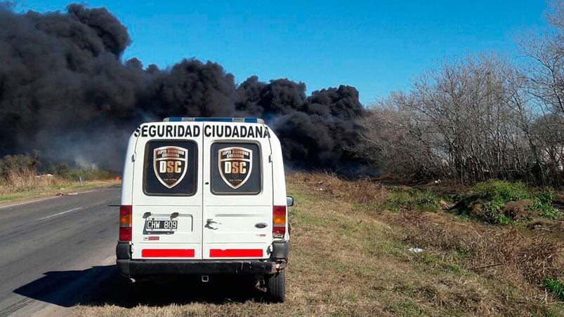 Grave incendio en el ingreso sur a Las Varillas.