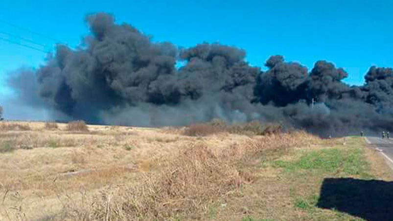 Grave incendio en el ingreso sur a Las Varillas.