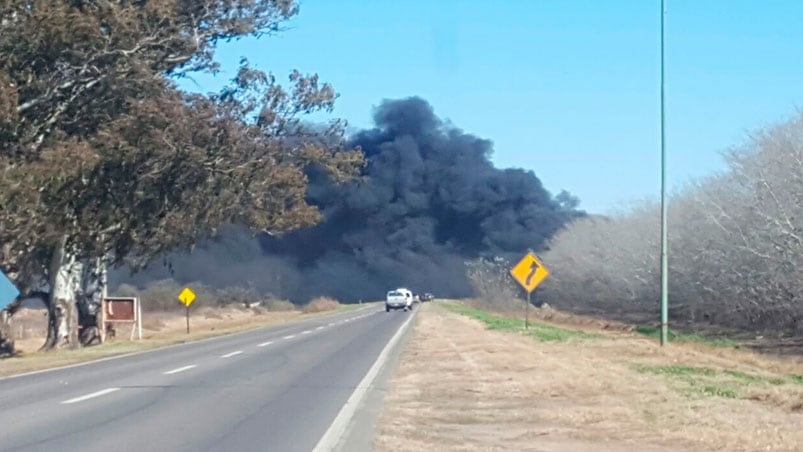 Grave incendio en el ingreso sur a Las Varillas.