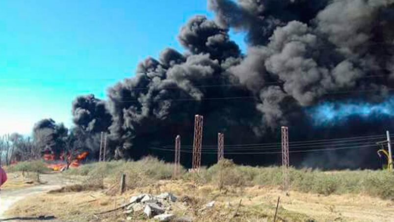 Grave incendio en el ingreso sur a Las Varillas.