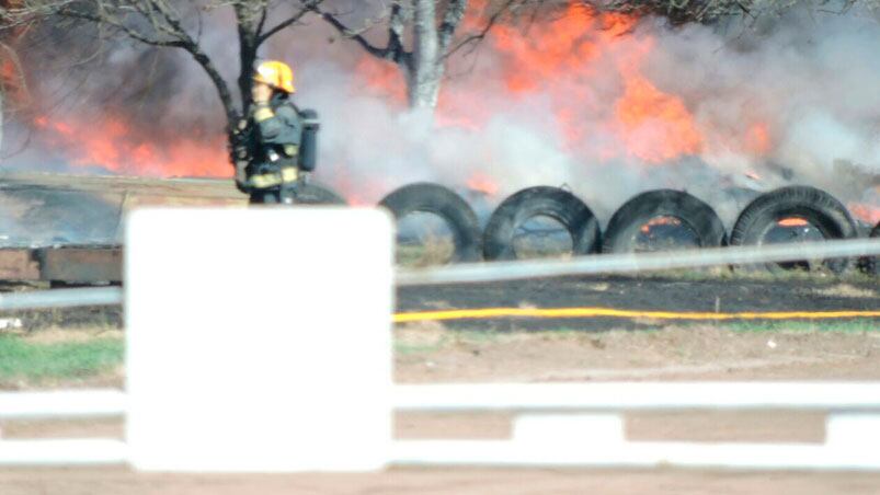 Grave incendio en el ingreso sur a Las Varillas.