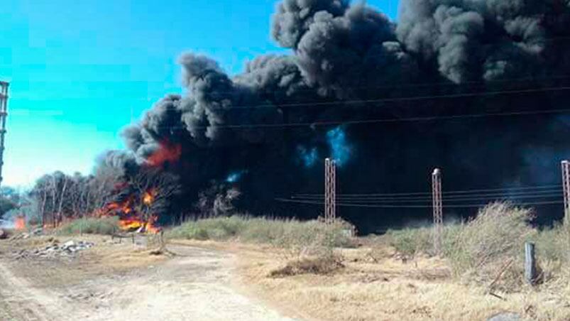 Grave incendio en el ingreso sur a Las Varillas.