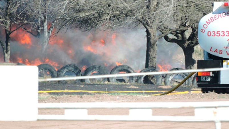 Grave incendio en el ingreso sur a Las Varillas.