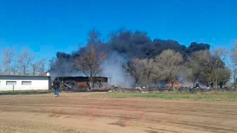 Grave incendio en el ingreso sur a Las Varillas.